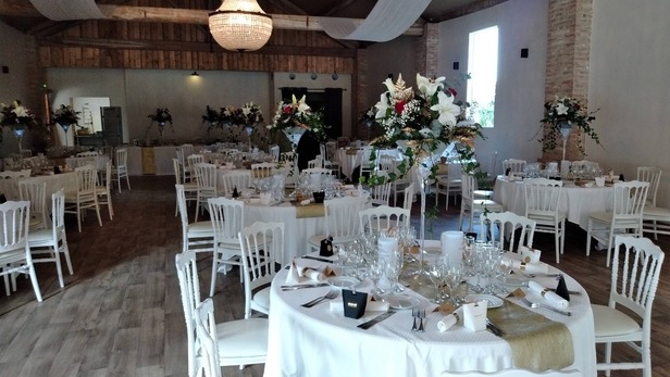 Création de bouquets pour décoration de salle de réception à Saint-Jean