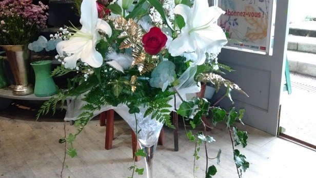 Création de bouquets pour décoration de salle de réception à Saint-Jean
