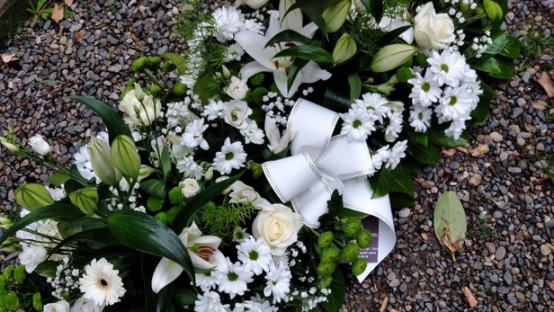 Création de gerbe blanche et verte pour hommage à Saint-Jean